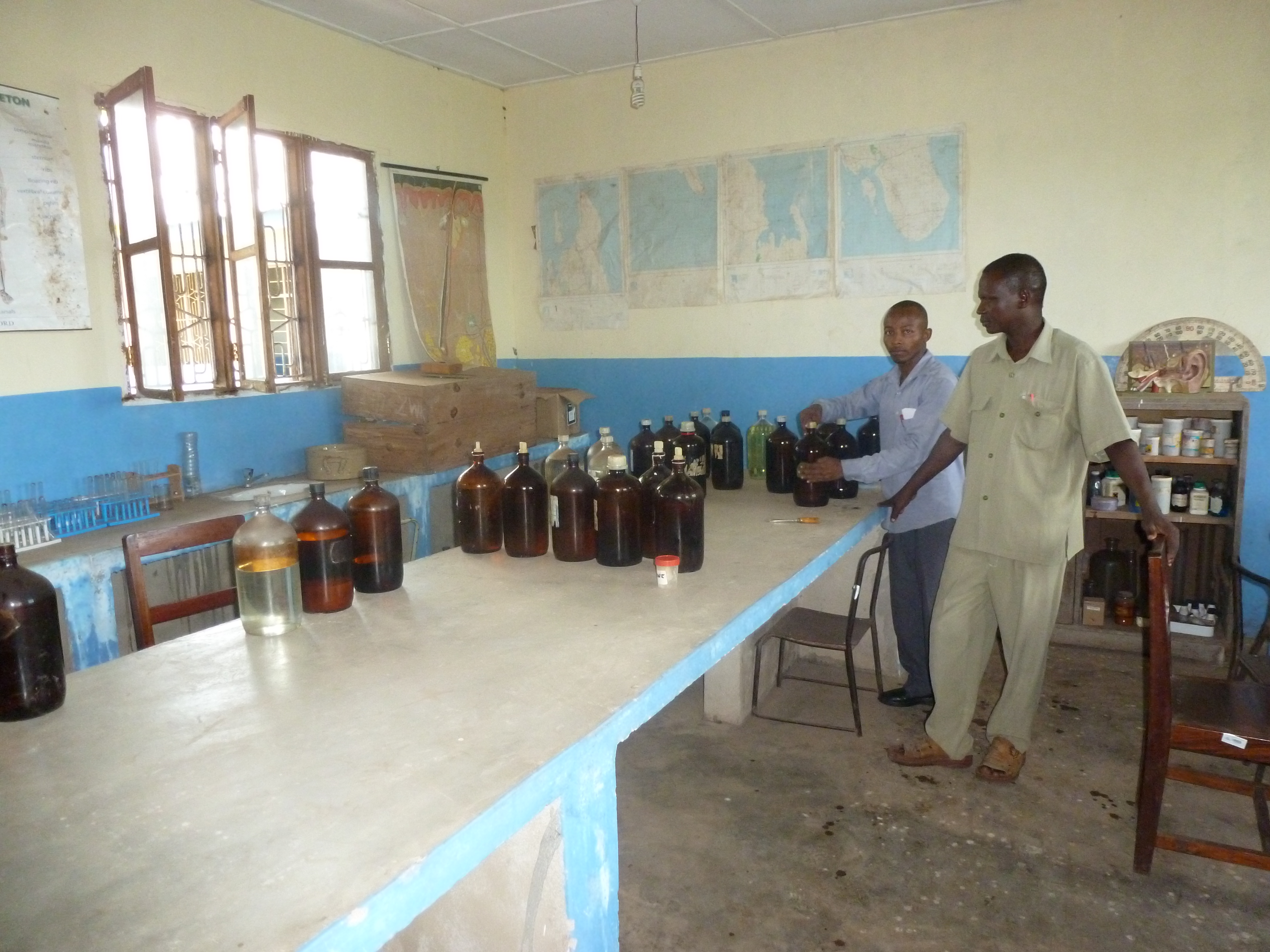 2013: Reorganisatie wetenschapslab MUYUNI SECONDARY SCHOOL
